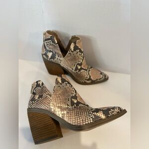 Vince Camuto~Snakeskin Embossed Leather Bootie~Back Zipper~Block Heel~Size 8M